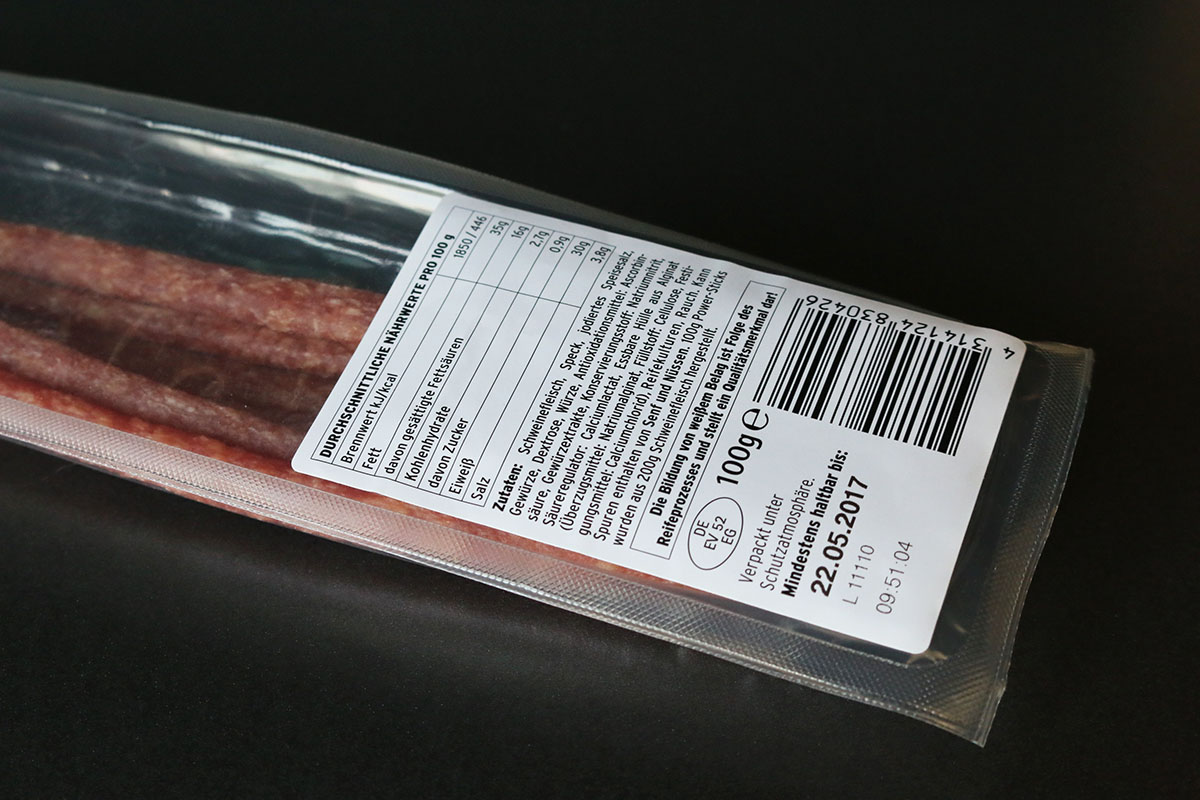 Voedseletikettering: productetiket, voedseletiket met streepjescode op de salamipakking.