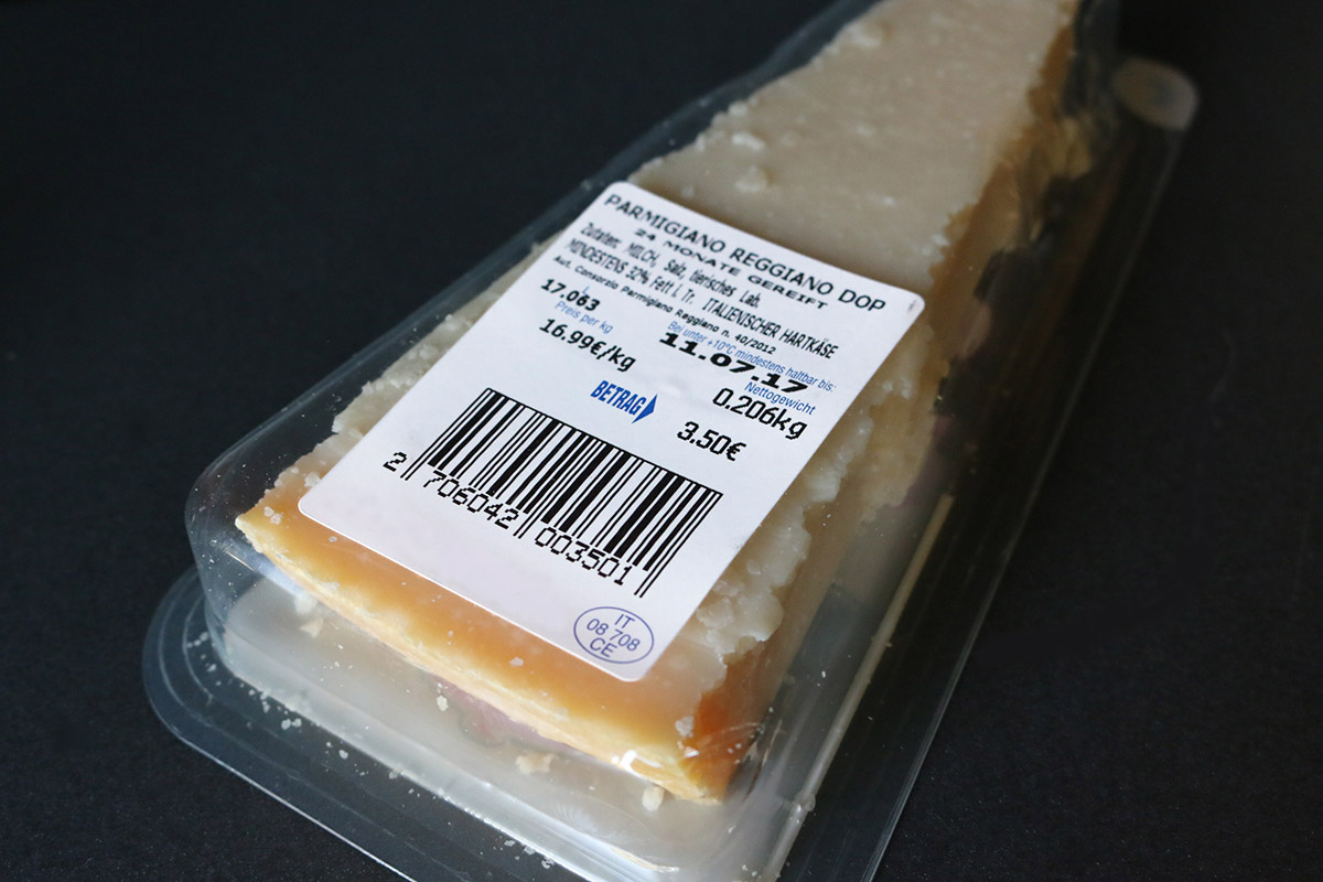 Voedselverpakking: Productetiket, voedseletiket met streepjescode op kunststof verpakking van Parmezaanse kaas.