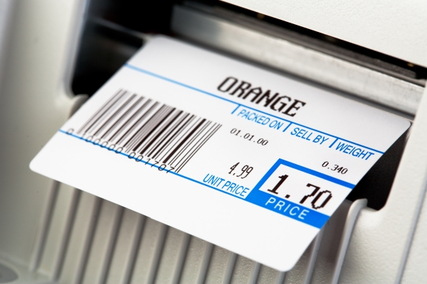 Voedseletikettering: Bedrukt thermo-label voor sinaasappels, aan een weegschaal