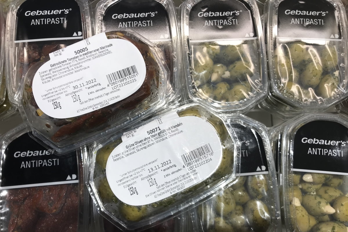 Duurzame etiketten: Wasbare etiketten op clamshellverpakkingen met antipasti