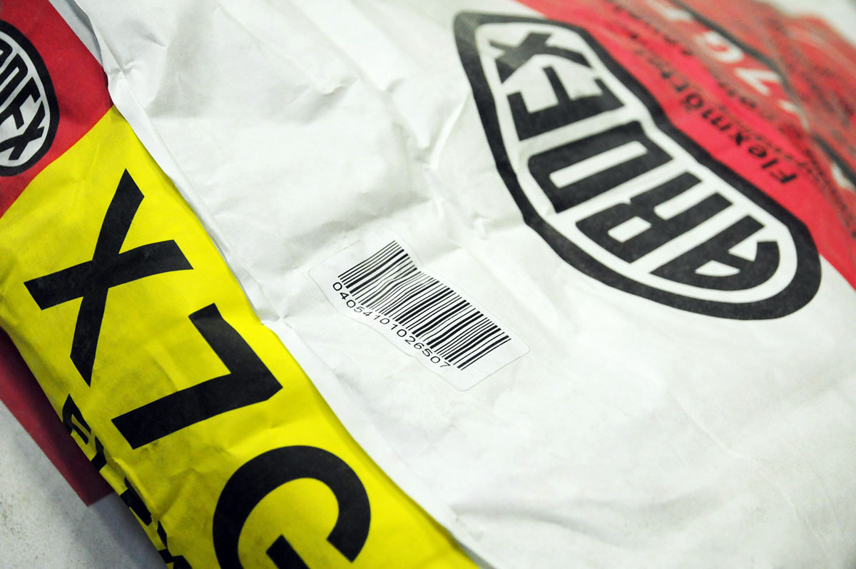 Productlabel: Laseractiveerbaar etiket met barcode, op stoffige cementzak