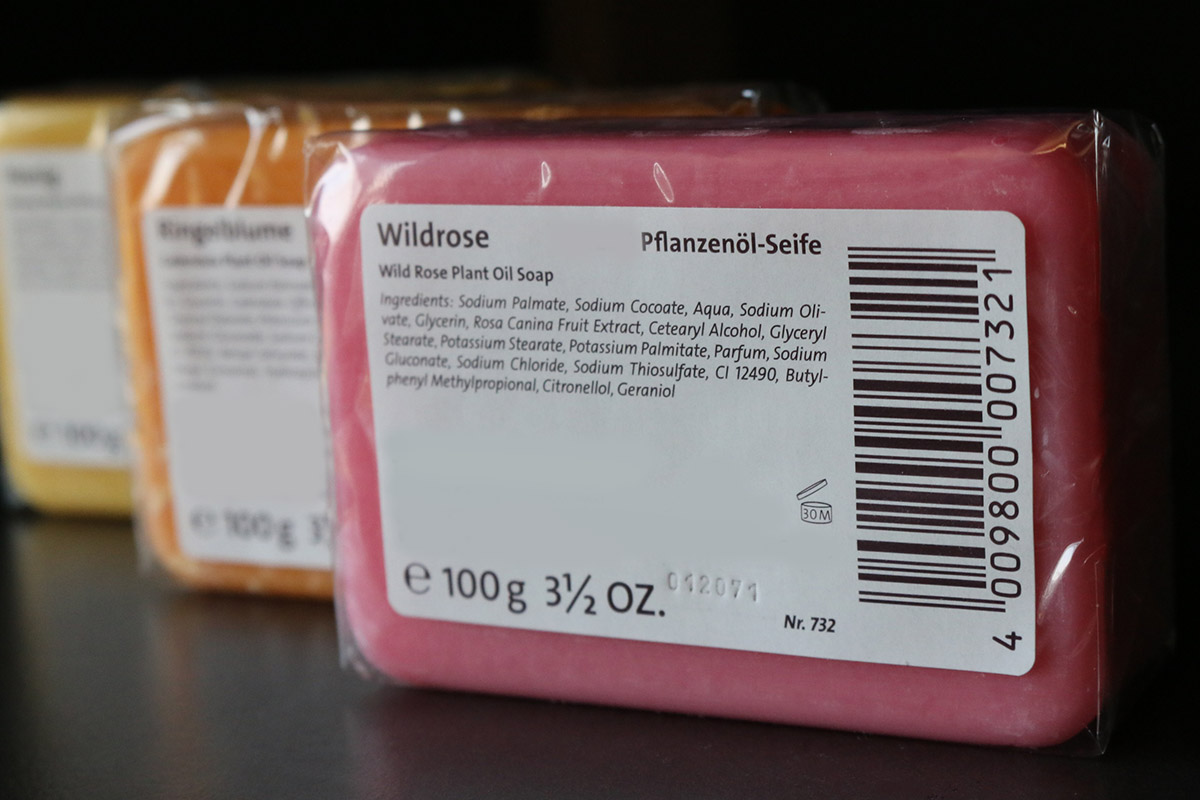 Productlabeling: Etiketten op in folie verpakte gekleurde zeep