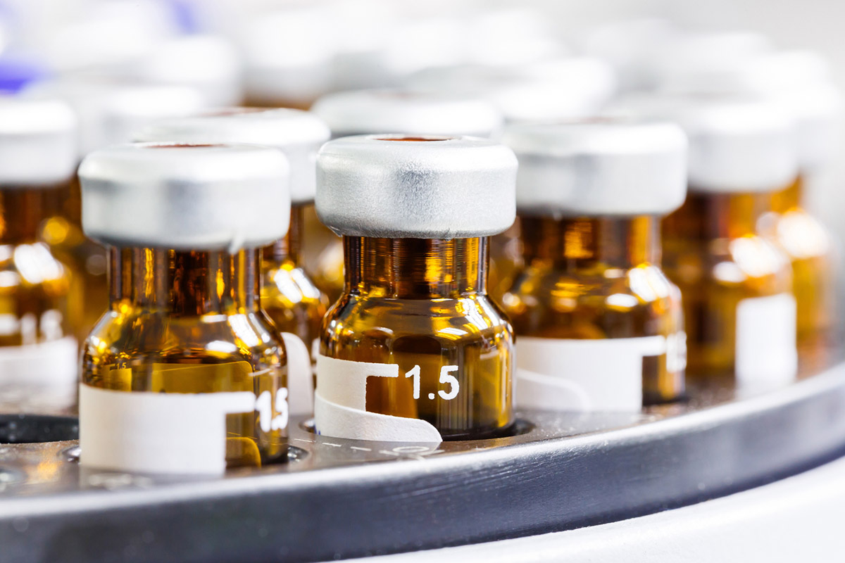 Rondomstickers: Etiketten op bruine glazen containers in een metalen tray