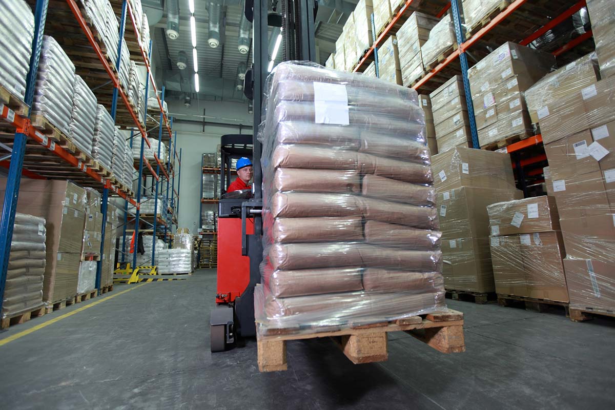 Verzend- en palletlabels: Labels op ingepakte pallets, vervoerd met een vorkheftruck.