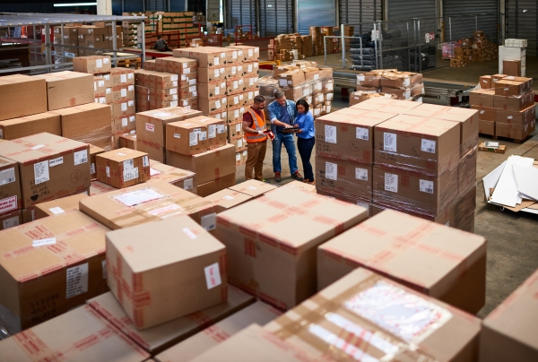 Verzend- en palletlabels: Magazijn met gestapelde verzenddozen, meerdere keren gelabeld