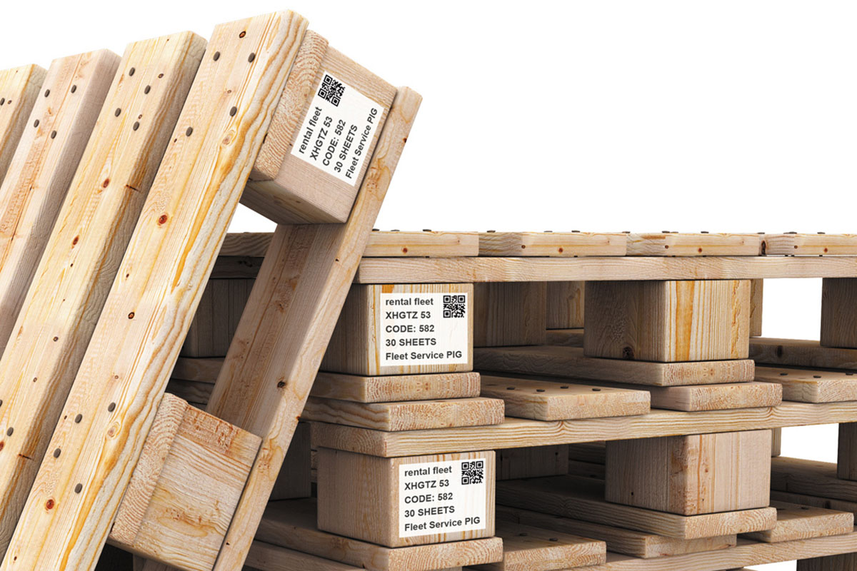 Verzend- en paletlabels: Paletvoetlabels op ruwe houten pallets, uitsnede