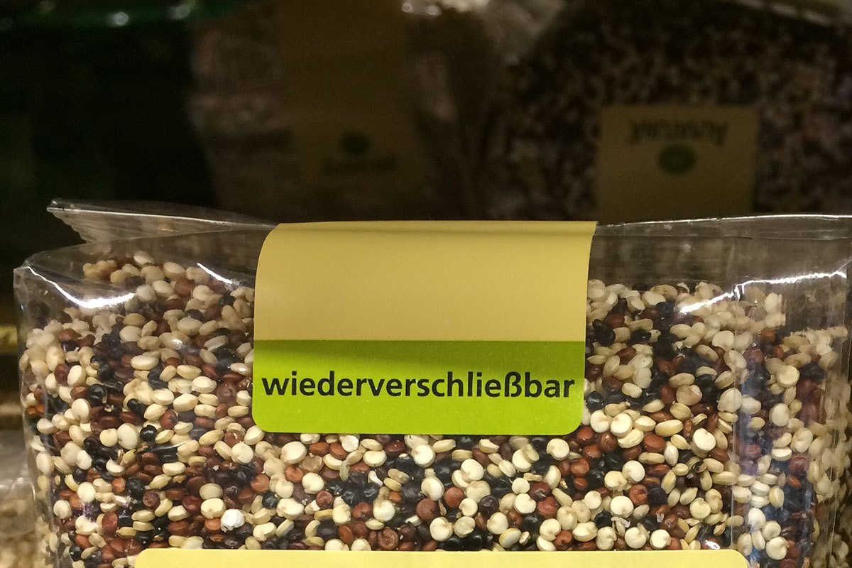 Sluitetiketten: bedrukte herbruikbare sluitetiketten op een graanverpakking.