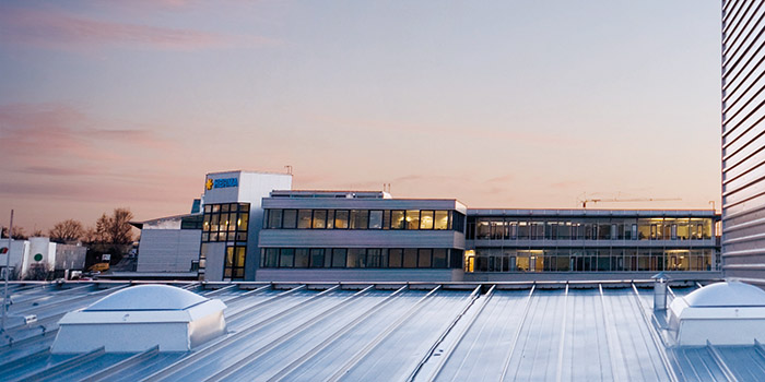 HERMA gebouw bij zonsondergang