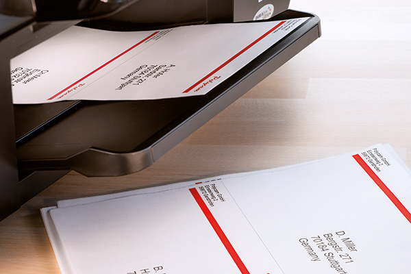 Bedrukte etikettenvel komt uit de printer, gebruikt voor verwerkingsinstructies.