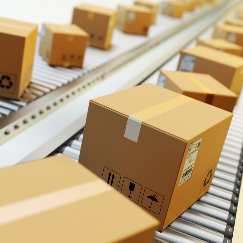 Verzend- en paletlabels: verzendlabel op bruine dozen, op de transportband in de logistiek, van voren