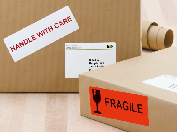 Labels met verzendinstructies op pakketten