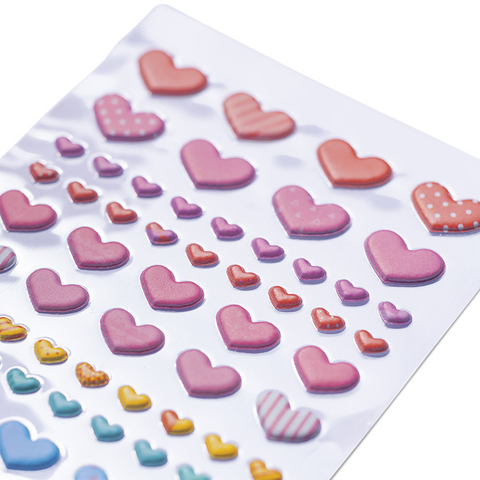 Bunte Herzaufkleber in verschiedenen Größen und Farben auf einem Bogen, ideal für Bastelprojekte oder Dekoration.
