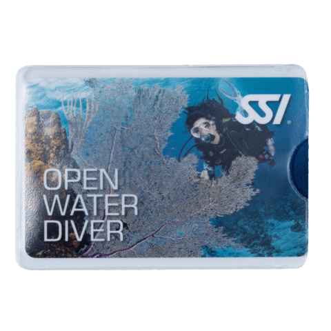Karte für den Open Water Diver Kurs von SSI, mit einem Taucher und Korallen im Hintergrund.