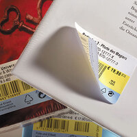 Afneembaar boeketiket op een boekrug, een hoekje losgekomen