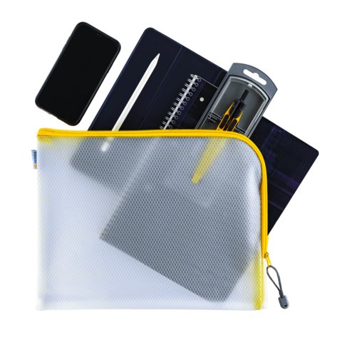 Ein durchsichtiger, gelber Reißverschlussbeutel mit einem Notizbuch, einem Smartphone, einem Stift und einem weiteren Schreibgerät.