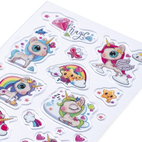 Bunte Aufkleber mit Einhörnern, Regenbögen, Sternen und Herzen, die eine magische Atmosphäre vermitteln.