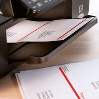 Bedrukte adreslabels in de printer