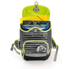 Grauer Rucksack mit grünen Akzenten, geöffnet und gefüllt mit Ordnern, Heften und Bildern. Vorderseite mit einem runden Aufkleber.