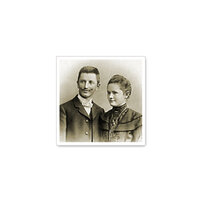 Twee personen in historische kleding, een man en een vrouw, poseren samen voor een neutrale achtergrond.