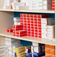 Geneesmiddelenverpakkingen op de plank in de apotheek