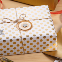 Geschenk met een kerstcadeau-label