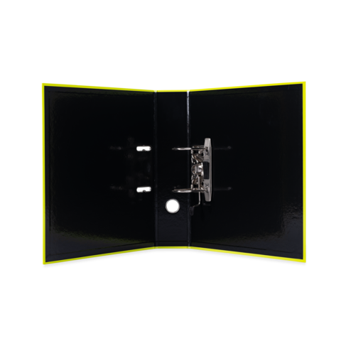 Schwarzer Ordner mit gelben Kanten, geöffnet, zeigt eine Metallmechanik zum Befestigen von Dokumenten.
