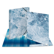 Transparente Ordner mit eisblauer Oberfläche, geöffnet und auf einem blauen Hintergrund platziert, der an Wasser erinnert.