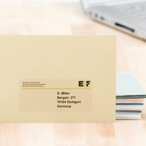 Ein gelbes Kuvert mit der Adresse D. Miller, Bergstr. 271, 70184 Stuttgart, Deutschland, und dem Logo "EF" oben links.