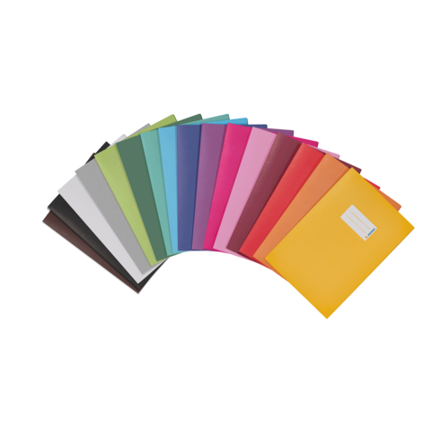 Bunte Papierblätter in verschiedenen Farben, angeordnet in einem Fächer.