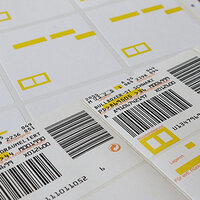 Commissie-label met gekleurd indrukveld, achteraf aanbrengen van productgegevens en barcode.