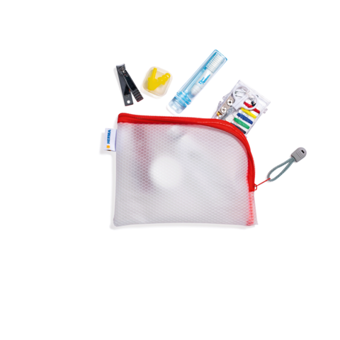 Ein durchsichtiger Beutel mit rotem Reißverschluss, der einen Bleistift, einen Anspitzer, eine Schere und bunte Stifte enthält.
