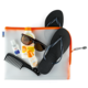 Sonnencreme, Sonnenbrille, Flip-Flops, Kamm und ein kleiner Behälter in einer durchsichtigen Tasche.