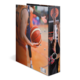 Ein Ordner mit Basketballmotiven, einschließlich Spieler, die einen Ball halten und einen Korb werfen.
