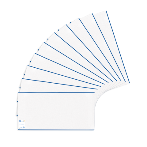 Gestapelte, leere Blätter Papier mit blauen Rändern, angeordnet in einer fächerartigen Formation.