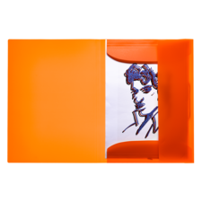 Ein orangefarbener Ordner mit einem weißen Blatt, das eine skizzierte Darstellung einer Person zeigt.