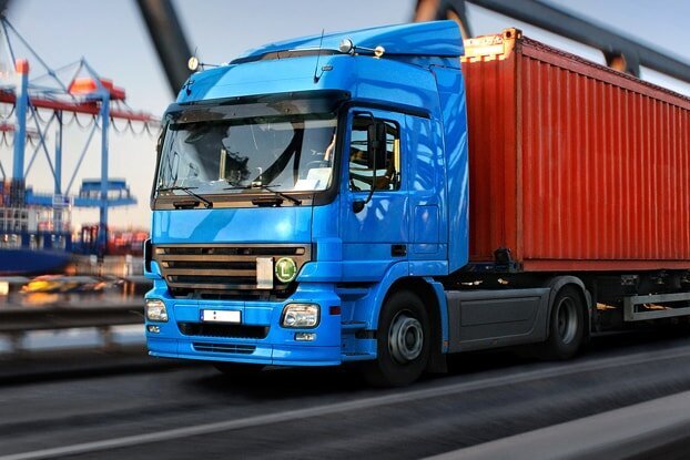 Vrachtwagen op een brug bij de haven, in de logistieke sector, liggend formaat