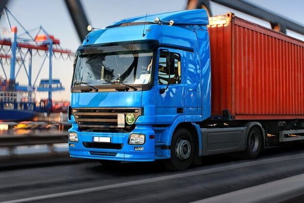 Vrachtwagen op een brug bij de haven, in de logistieke sector, liggend formaat