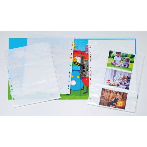 Ein farbenfrohes Album mit transparenten Hüllen und Bildern von Kindern bei verschiedenen Aktivitäten, darunter Essen und Spielen.