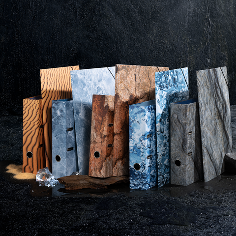 Verschiedene Holz- und Steinmuster in rechteckigen Platten, angeordnet in einer Reihe. Einige Platten haben Löcher und reflektieren Licht.