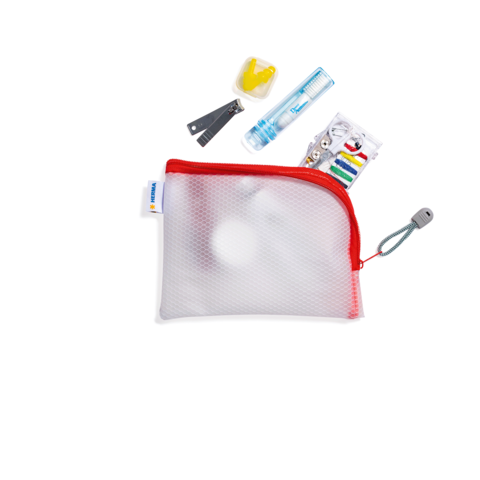 Ein durchsichtiger Beutel mit rotem Reißverschluss, gefüllt mit einem Bleistift, einem Anspitzer, einem Radiergummi und bunten Clips.