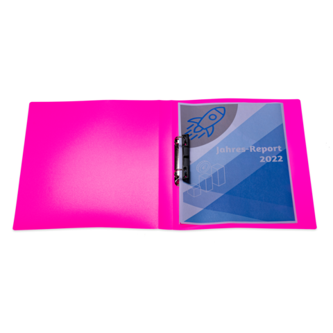 Ein pinkfarbener Ordner mit einem Jahresbericht 2022, der ein grafisches Design mit einer Rakete zeigt.