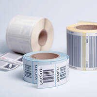 Blanco etiketten: meerdere rollen etiketten na het bedrukken met een thermotransferprinter of thermische printer.