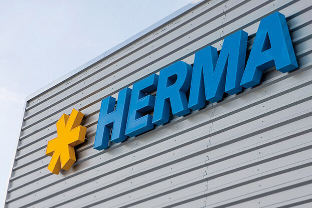 HERMA-logo op het gebouw, liggend formaat