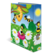 Bunte Schulmappe mit cartoonhaften Bienen, einem Bienenstock und Blumen auf einer Wiese, unter einem sonnigen Himmel.