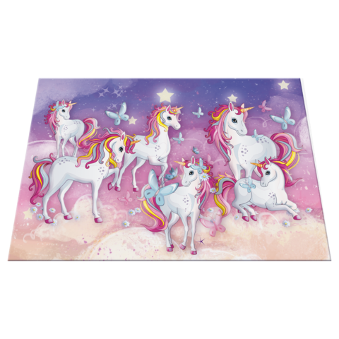 Sechs bunte Einhörner mit Regenbogenmähnen und Flügeln, umgeben von Schmetterlingen und Sternen, auf einem pastellfarbenen Hintergrund.