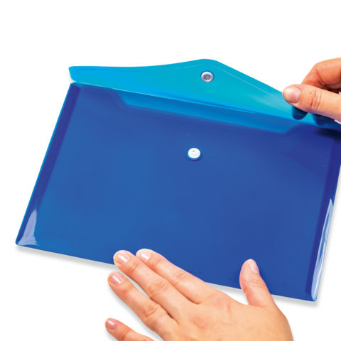 Eine Person hält eine transparente, blaue Mappe mit einem Druckknopfverschluss in der Hand.