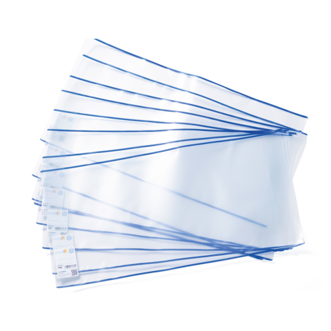 Transparente Dokumententaschen mit blauen Rändern, gestapelt auf einer Fläche.
