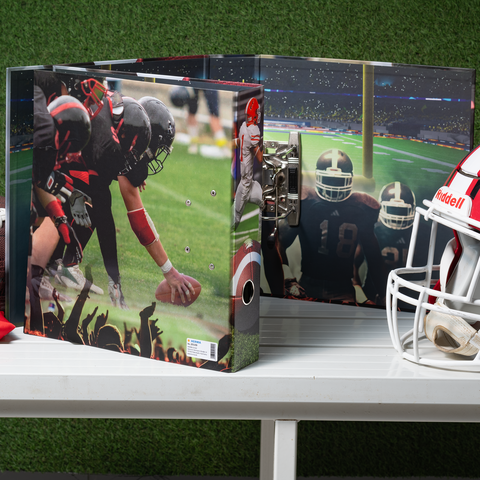 Ein Ordner mit Football-Motiven, darunter Spieler in Aktion und ein Footballhelm. Der Hintergrund zeigt eine Stadionatmosphäre.