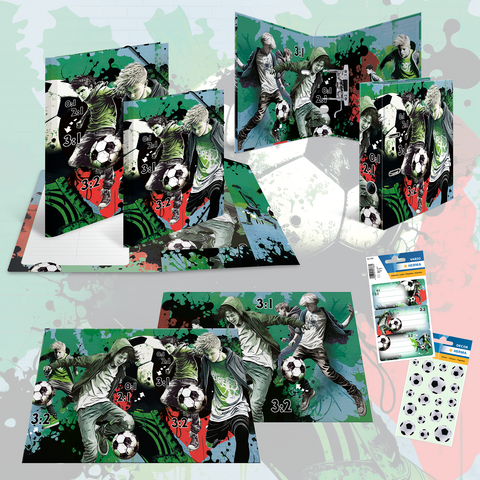 Een verzameling schoolschriften en stickers met voetbaldetails, die spelers in actie tonen en verschillende scores weergeven.