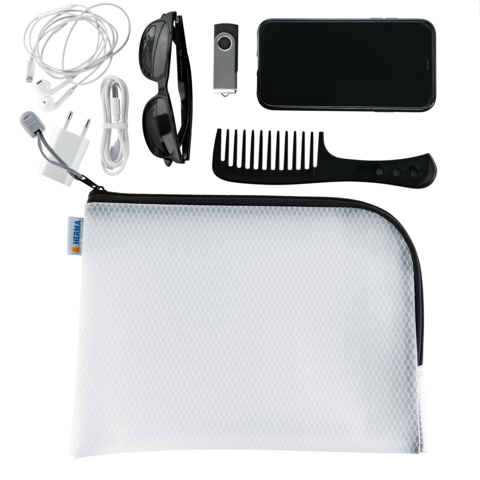 Ein transparenter Beutel mit Kopfhörern, einer Sonnenbrille, einem USB-Stick, einem Smartphone, einem Kamm und Ladekabeln.